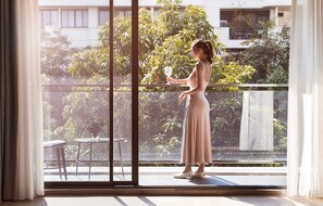 Suíte, 2 quartos, no canto | Roupas de cama premium, frigobar, cofres nos quartos, escrivaninha