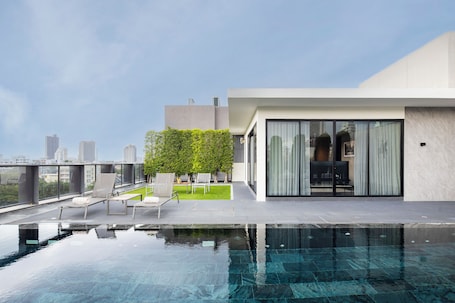 Outdoor pool. Walton Suites Sukhumvit