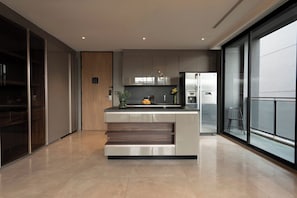 Minibar, caixa forta a l'habitació i escriptori 