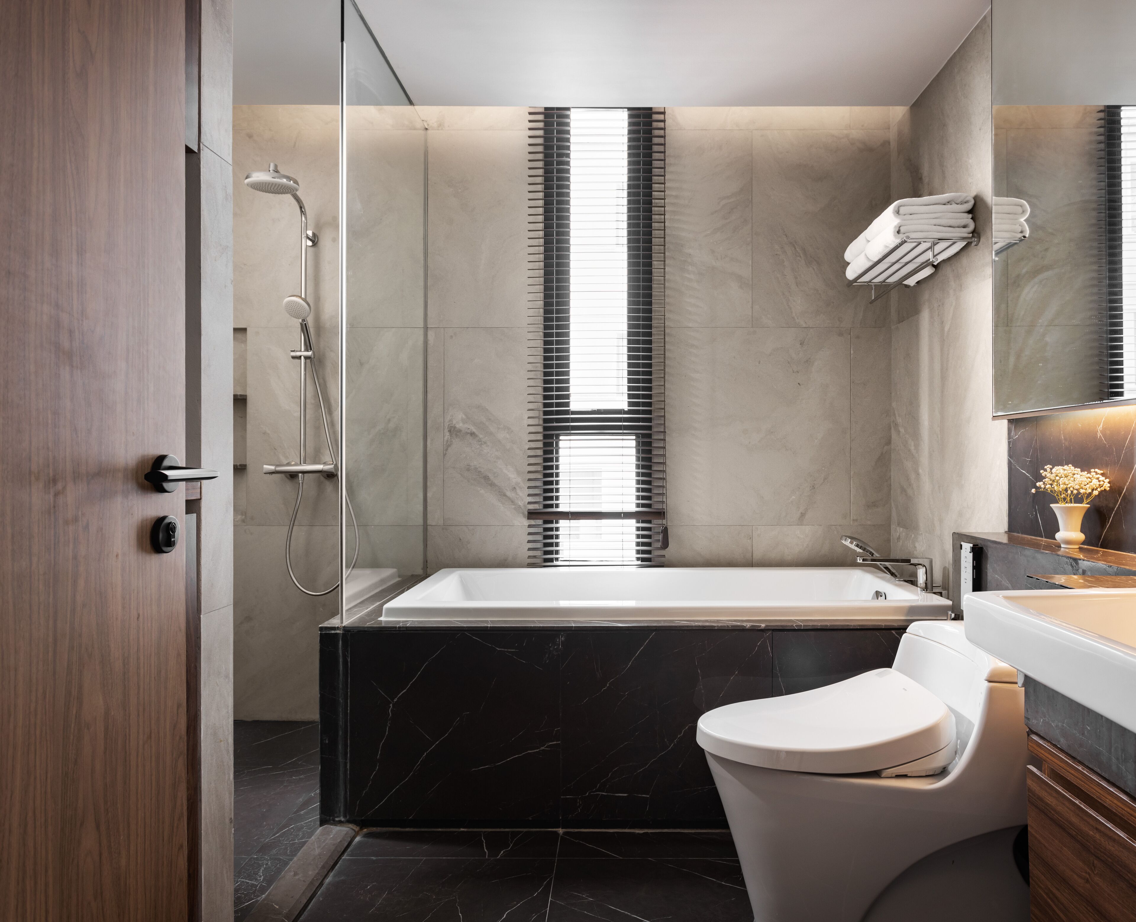 Un baño moderno con bañera, inodoro y ducha.