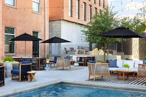 Piscina externa, funciona das 10h às 21h, barracas, espreguiçadeiras