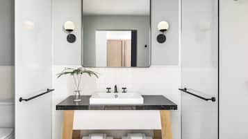 Articles de toilette de luxe, sèche-cheveux, serviettes fournies, savon
