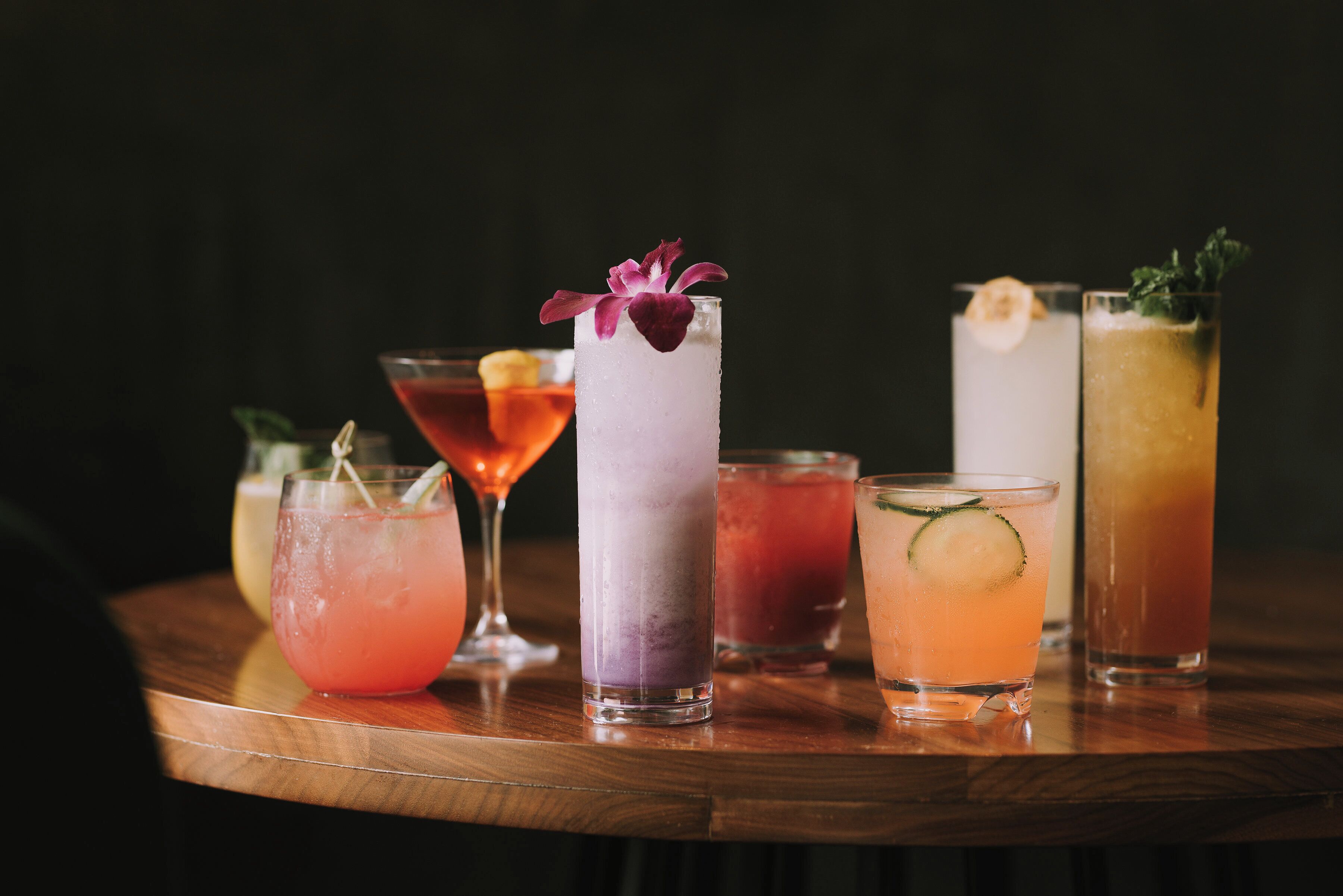 Variedad de bebidas sobre una mesa de madera.