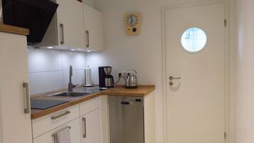 Kühlschrank, Mikrowelle, Herdplatte, Geschirrspüler