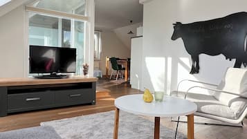Fernseher, Tischtennisplatte, Bücher, Stereoanlage