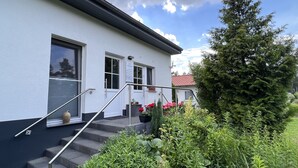 Kyseessä on kaksikerroksinen rakennus, jonka ulkoseinät ovat valkoiset ja katto on peitetty punaisilla tiilillä. Sisäänkäyntiin johtaa portaat, ja siellä on myös metallinen kaide.