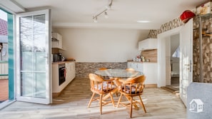 Kühlschrank, Mikrowelle, Herdplatte, Geschirrspüler