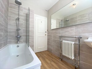 Articles de toilette gratuits, sèche-cheveux, serviettes fournies