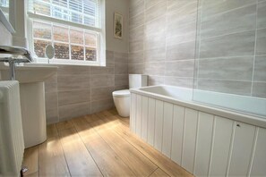 Free toiletries, hair dryer, towels, toilet paper - Delf Stream Flat - Close to town with lovely sunny terrace (Sandwich)