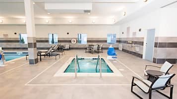 Indendørs pool, åben fra kl. 08.00 til kl. 22.00, liggestole