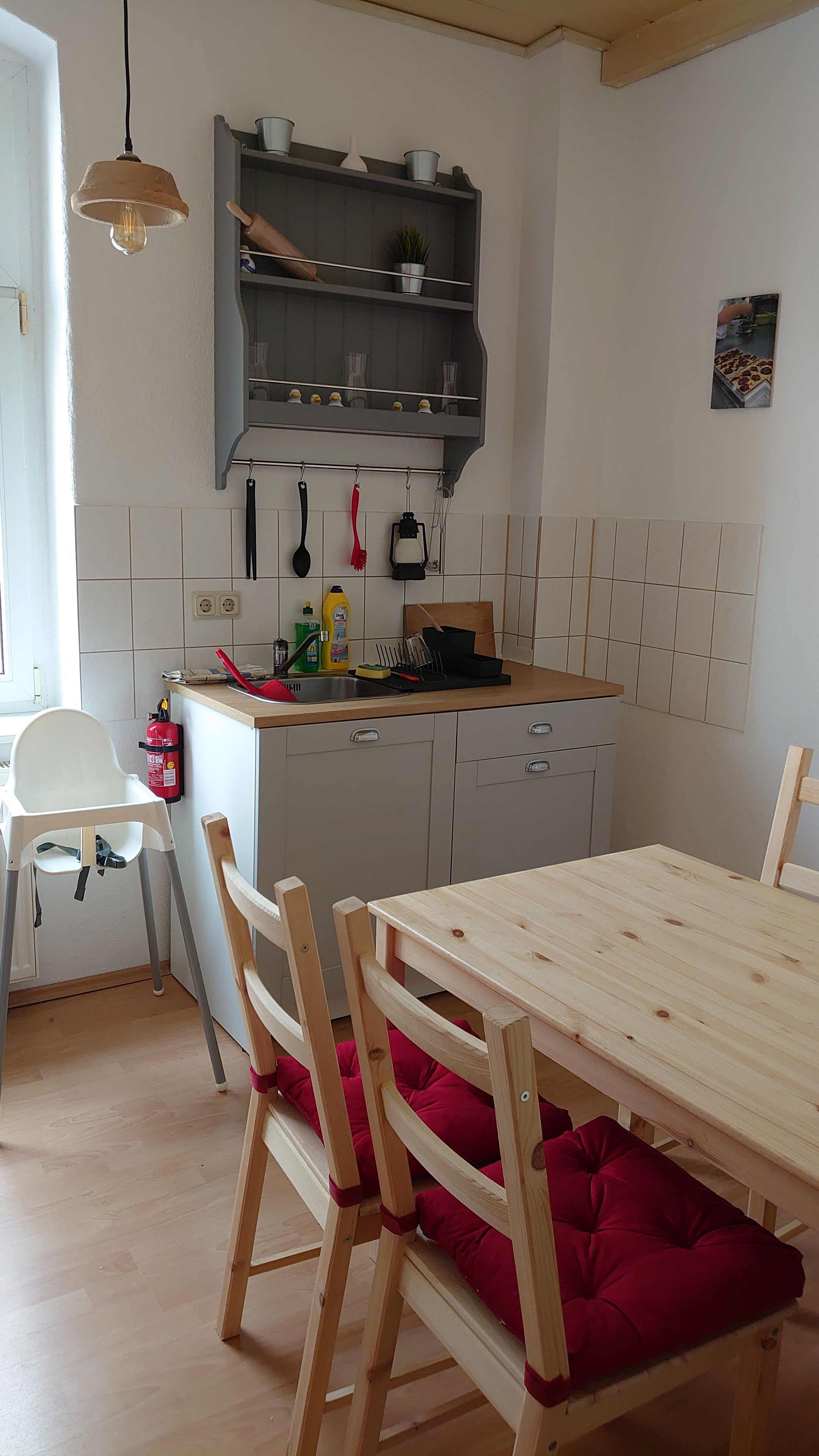 Kühlschrank, Ofen, Herdplatte, Wasserkocher mit Kaffee-/Teezubehör