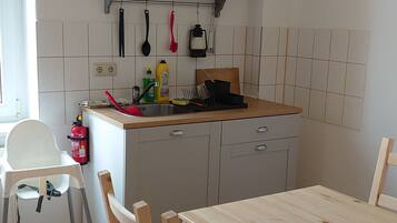 KĂŒhlschrank, Ofen, Herdplatte, Wasserkocher mit Kaffee-/Teezubehör
