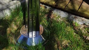 A portable grill with a metal bowl and a wooden handle, placed outdoors on a grassy area. - On the edge of the historic old town, vacation apartment right in the center - 01 Family (Bautzen)