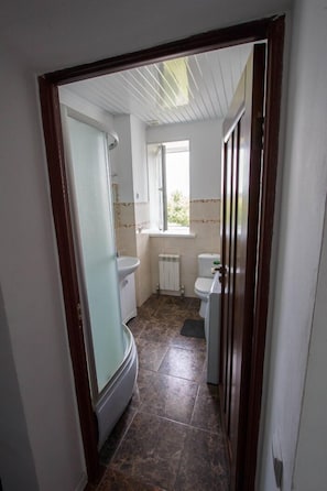 Suihku, ilmaiset hygieniatuotteet, hiustenkuivaaja, kylpytakit