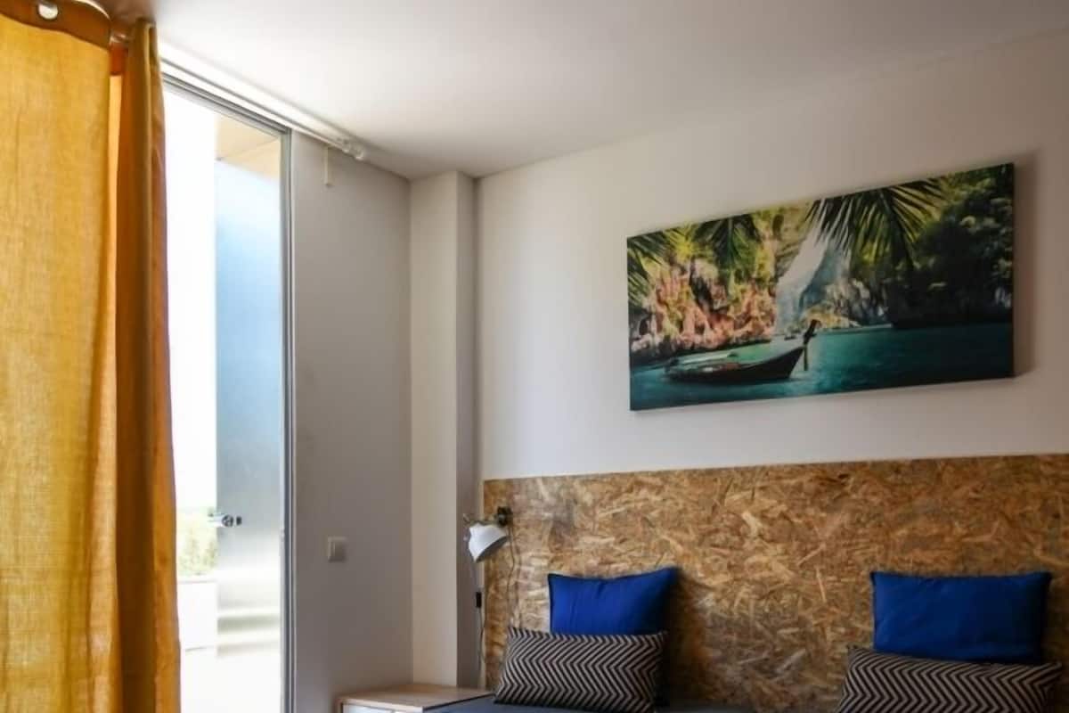 1 kamar tidur, seprai premium, dan selimut bulu angsa