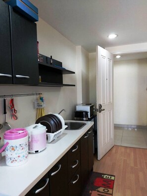 Fridge, microwave, coffee/tea maker, electric kettle