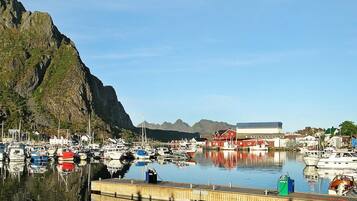 House | Pemandangan tasik