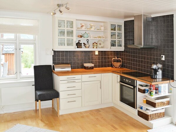 Fridge, microwave, stovetop, dishwasher - Holiday Home in Sandhornøy (Gildeskal)