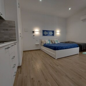 1 habitación, tabla de planchar con plancha y cuna de viaje 