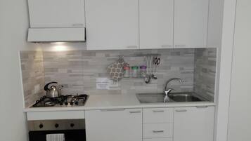 Geladeira, fogão, cooktop, cafeteira/chaleira