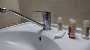 Chambre Quadruple Familiale | Lavabo de la salle de bain