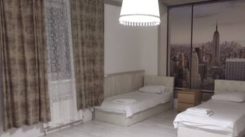 Tallelokero huoneessa, pimennysverhot, äänieristys, silitysrauta/-lauta