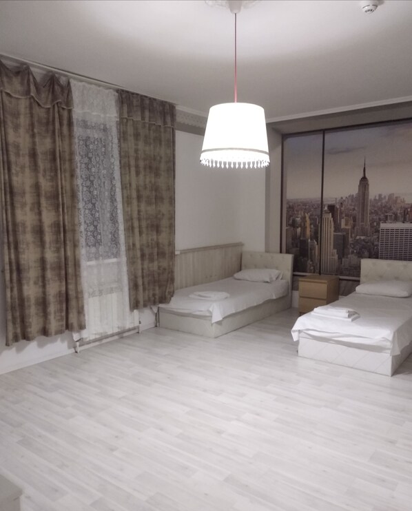 Cofres nos quartos, cortinas blackout, quartos à prova de som