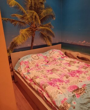 Cofres nos quartos, cortinas blackout, quartos à prova de som