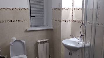 Douche, articles de toilette gratuits, sĂšche-cheveux, peignoirs