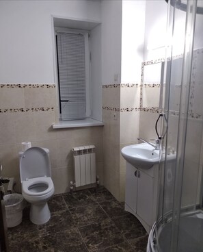 Een douche, gratis toiletartikelen, een haardroger, badjassen