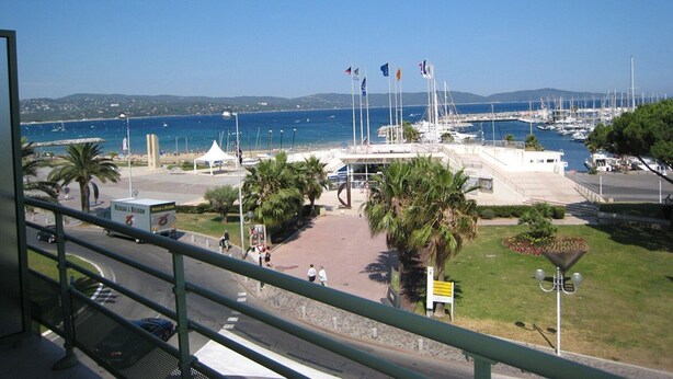 A marina with boats, flags, and a clear view of the sea. - Central 2BR with Balcony & A/C - 3rd Floor - Cavalaire-sur-Mer (Cavalaire-sur-Mer)