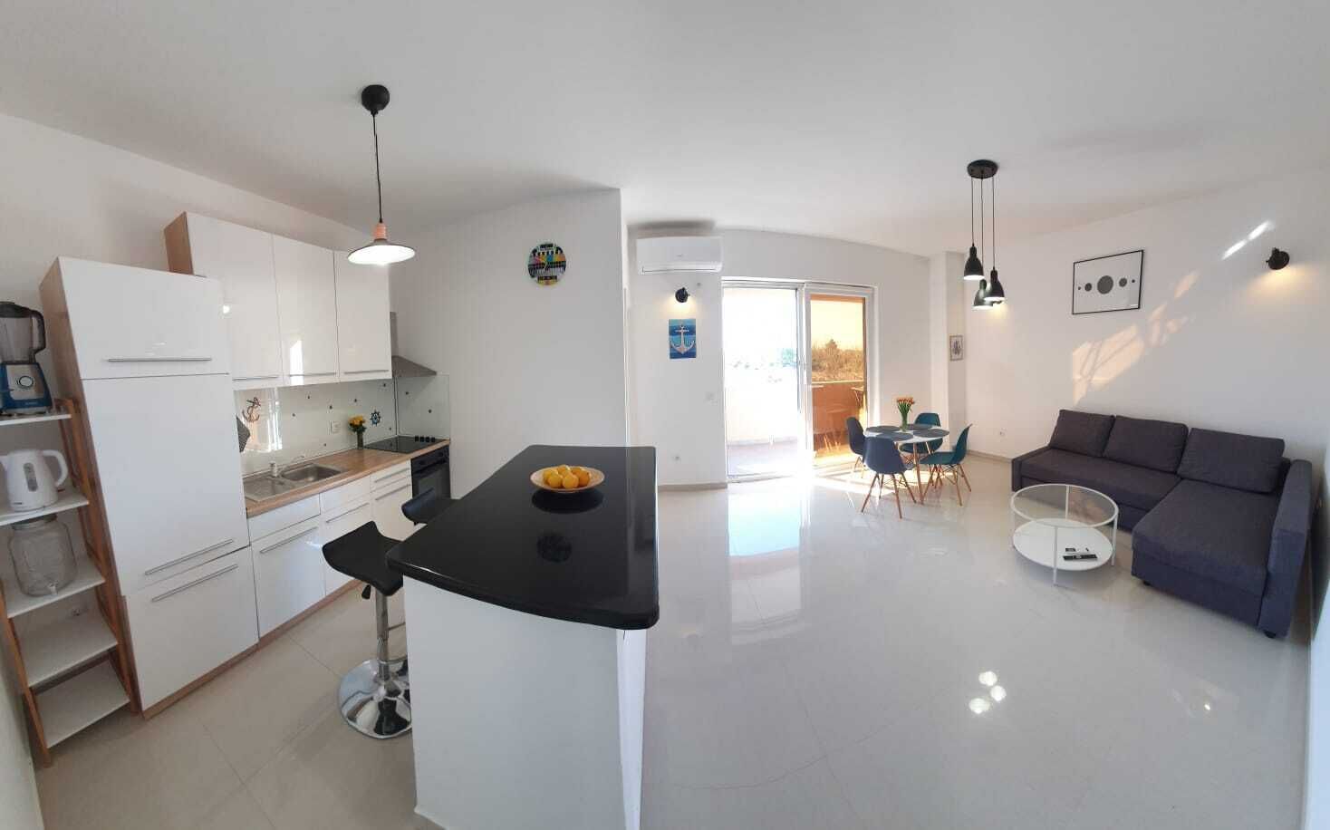 Een televisie en een open haard