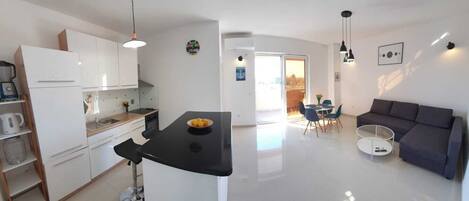 Een televisie en een open haard