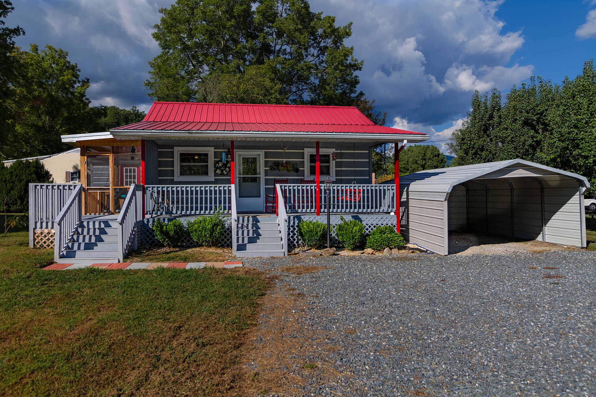 Walking Distance from entrance of Great Smoky Mountain National Park Deep Creek Cottage