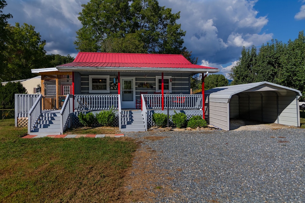 Walking Distance from entrance of Great Smoky Mountain National Park Deep Creek Cottage