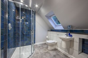 Badewanne, Haartrockner, Handtücher, Seife