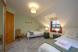 5 bedrooms, iron/ironing board, travel cot, free WiFi - Large cottage  on shore of Scottish Loch (Benderloch)