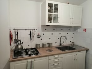 Microwave, oven, stovetop, cookware/dishes/utensils