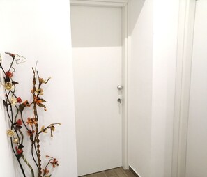 A white door with a keyhole and a door handle. - Casa Dei Normanni-Apt Ruggero quiet and nearby the beach (Cefalù)