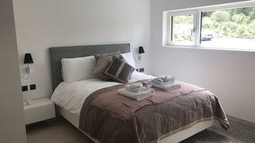 4 bedrooms, iron/ironing board, free WiFi, bed sheets