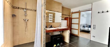 Superior-Vierbettzimmer, 1 Schlafzimmer, Gartenblick | Badezimmer | Kostenlose Toilettenartikel, Haartrockner, Handtücher, Seife