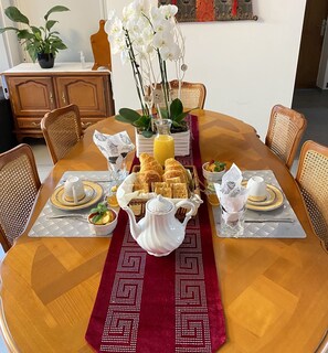 Daily continental breakfast for a fee - Reims Sherpa Guest House (Reims)