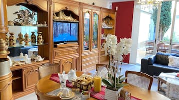Kontinental frukost varje dag (EUR 10 per person)