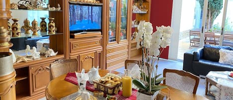 Daily continental breakfast (EUR 10 per person)