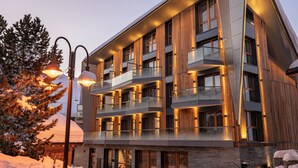 Un hôtel à plusieurs étages doté de balcons, de grandes fenêtres et d’une architecture moderne.