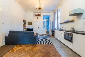 Appartement | Woonkamer | Een flatscreentelevisie