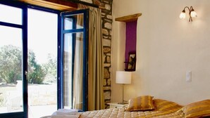 Cribs (free), rollaway beds (surcharge), individually decorated - Porto Paradiso (Paros)