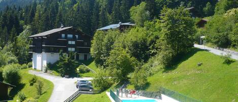 Una piscina al aire libre, una piscina climatizada