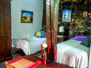 1 habitación, edredón, decoración personalizada y muebles diferentes 