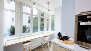 Studio | Eget kjøkken | Espressomaskin, kjøleskap, ovn og kokeplater